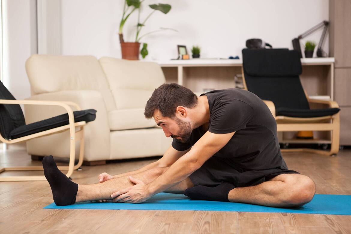 joven-practicando-yoga-su-sala-estar-casa-estirado-siente-relajado-1-scaled.jpg