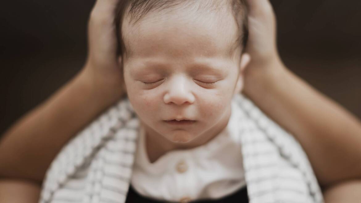 primer-bebe-pequeno-durmiendo-manos-madre-1-scaled.jpg