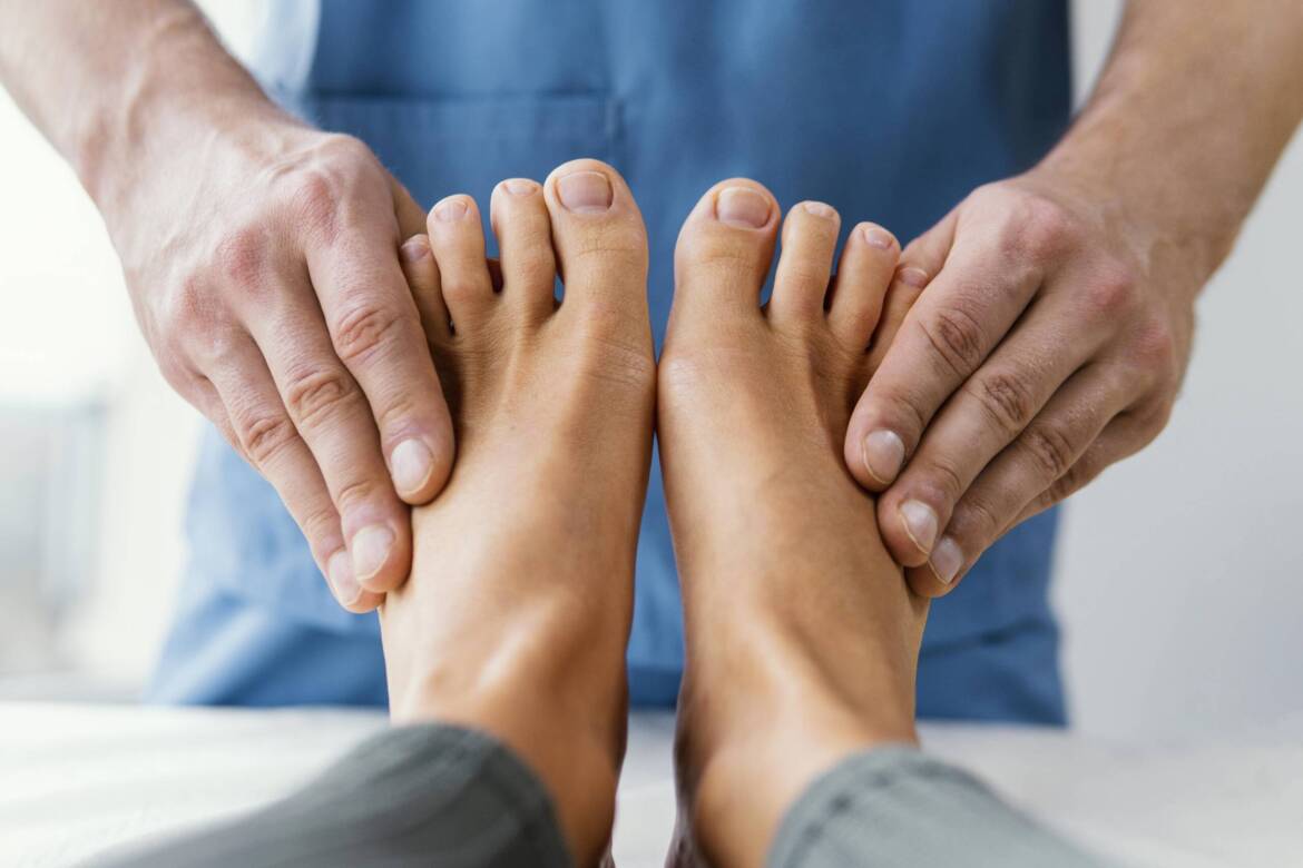 vista-frontal-terapeuta-osteopatico-masculino-comprobando-dedos-pies-paciente-femenino-scaled.jpg